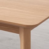 Mesa de carballo claro lisa, ben elaborada con acabado de calidade