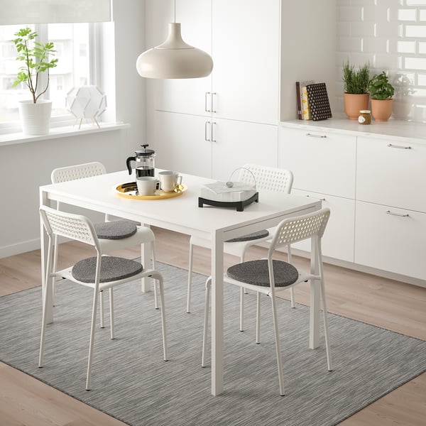 Conxunto de comedor branco MELLTORP para espazos pequenos. Deseño minimalista, melamina duradeira, cadeiras apilables.