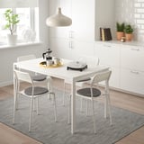 Conxunto de comedor branco MELLTORP para espazos pequenos. Deseño minimalista, melamina duradeira, cadeiras apilables.
