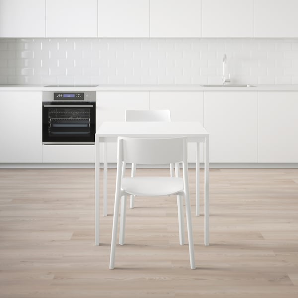 Configuración de cociña minimalista con cadeiras MELLTORP apilables, robusta mesa metálica e forno incorporado.
