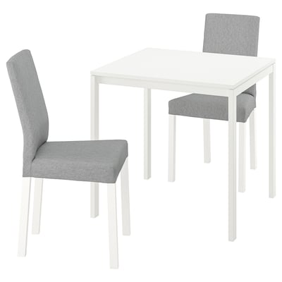 Conxunto de comedor branco compacto con dúas cadeiras gris acolchadas e unha mesa cadrada. Deseño moderno e minimalista.