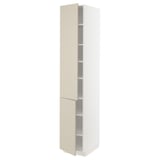 Un armario branco alto e estreito con portas beige con estantes axustables e un deseño moderno.