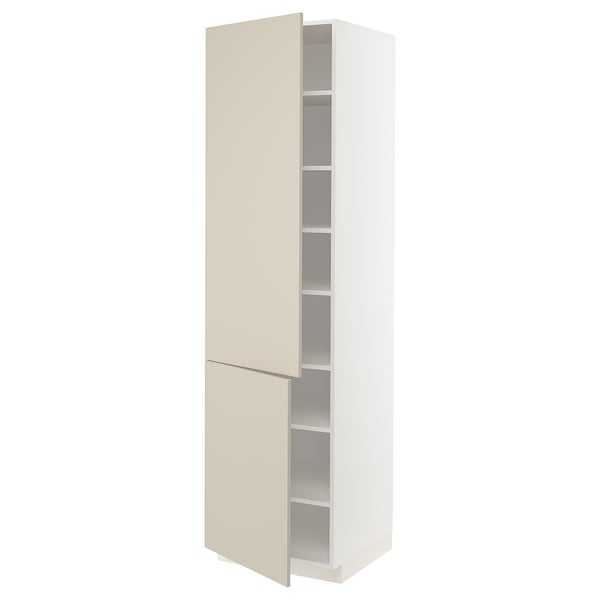 Un armario de cociña ikea METOD beige aberto con estantes axustables no interior.
