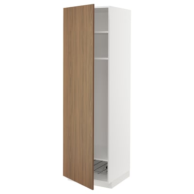 Armario de cociña alto moderno cunha porta de madeira e un estante metálico. Deseño elegante e minimalista, ideal para almacenamento.