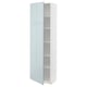 Armario branco moderno con porta de vidro gris-azul e estantes axustables.