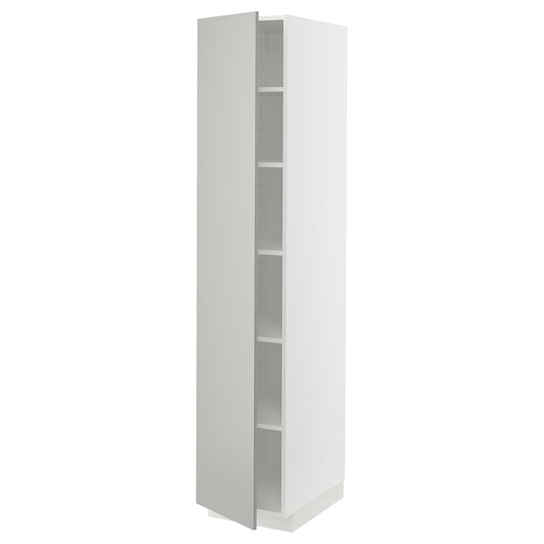 Un armario METOD branco alto con estantes, parte do sistema de cociña IKEAS, cun deseño moderno e elegante.
