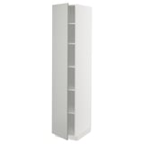 Un armario METOD branco alto con estantes, parte do sistema de cociña IKEAS, cun deseño moderno e elegante.