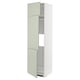 Un armario de cociña METOD alto e elegante con tres portas de stensund verdes. Ten un estante axustable e un deseño moderno e minimalista.