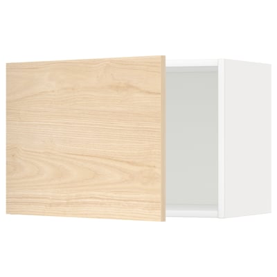 Armario de cociña aberto con porta de madeira clara, marco branco; Deseño moderno e minimalista.