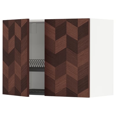 Armarios de madeira marrón con patrón de herringbone, estante de pratos de aceiro inoxidable, deseño de cociña moderno.