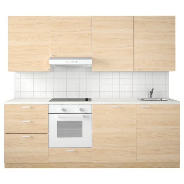 Cociña moderna de madeira lixeira con forno branco e lavabo.