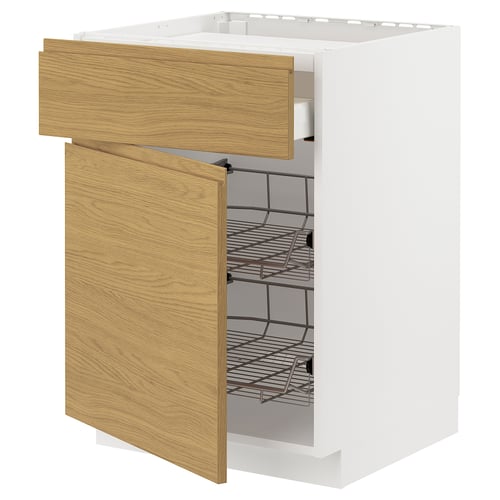 Un armario de cociña branco METOD con portas de madeira de efecto carballo e un estante de arame. As portas presentan mangos minimalistas.