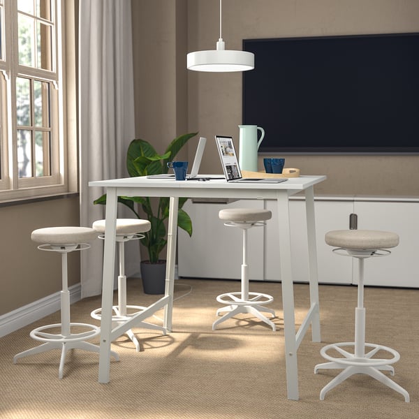 Mesa de conferencias e taburetes MITTZON. Moderno, cadrado, minimalista. Ideal para reunións.