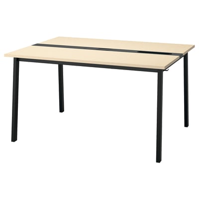 Unha mesa de conferencias MITTZON cunha parte superior de madeira clara e patas de metal negro, cun deseño elegante para configuracións empresariais.