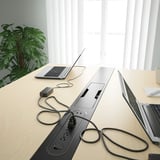 Mesa de conferencias con tiras de enerxía integradas, conectores portátiles e xestión de cables.