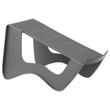 Estante de zapatos MURVEL gris de combate, feito de polipropileno reciclado, deseñado para almacenamento vertical, forma curva con recortes para estabilidade.