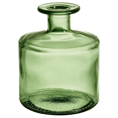 Un vaso de vidro reciclado verde chamado MYRMOSAIK. A súa forma é cilíndrica cun pescozo estreito e un aspecto lixeiramente texturizado.