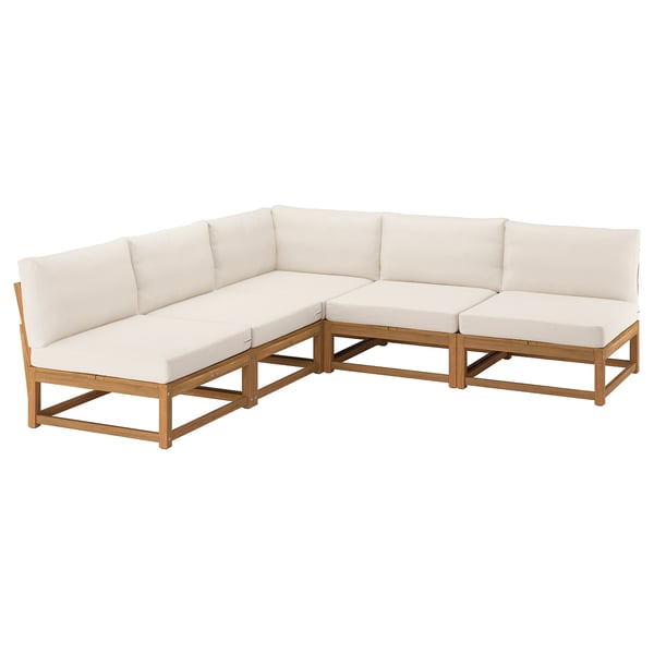 O sofá exterior modular NÄMMARÖ é un coxín beige claro sobre un marco marrón claro de madeira cun deseño moderno e minimalista.