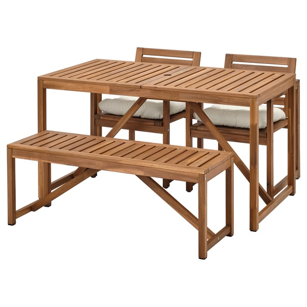 Conxunto de comedor ao aire libre NÄMMARÖ, madeira de acacia marrón claro, 4 cadeiras, 1 banco, coxíns beige, práctico e elegante para balcóns ou xardíns.