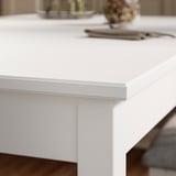 Primeiro plano do bordo elegante e branco da mesa; Acabado moderno, suave, construción robusta.