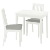 Un comedor branco NÄSINGE cunha mesa cadrada e dúas cadeiras acolchadas. Deseño sinxelo e moderno, perfecto para espazos pequenos.