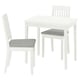 Un comedor branco NÄSINGE cunha mesa cadrada e dúas cadeiras acolchadas. Deseño sinxelo e moderno, perfecto para espazos pequenos.