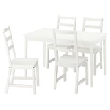 Un comedor branco NÄSINGE cunha mesa cadrada e catro cadeiras correspondentes. A mesa ten unha folla extensa.