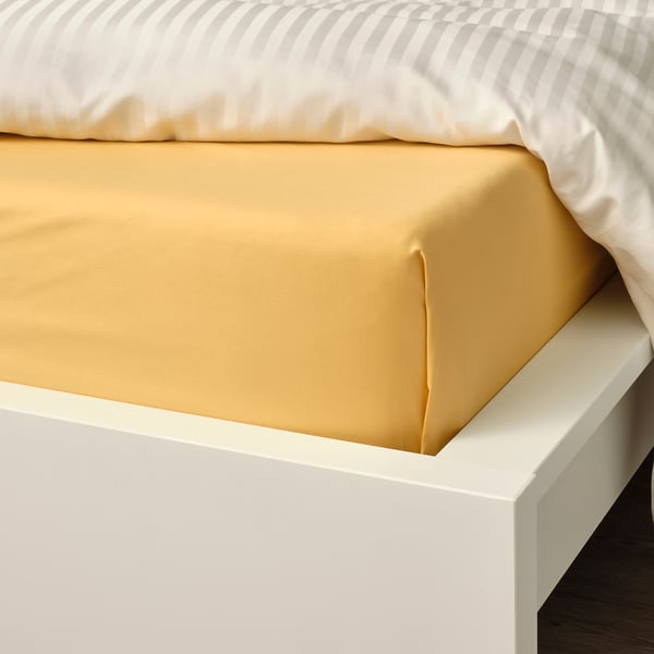 Sabas de saba de sateen amarelo dourado, ben feitas cun bordo ancho.