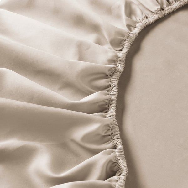 Detalle da saba de cama suave: brillo elegante, bordos elásticos, textura de luxo