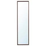O espello NISSEDAL é un espello elegante, rectangular, montado na parede cun marco marrón escuro, perfecto para dormitorios ou baños.