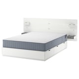 Cama NORDLI: deseño branco moderno con caixóns de almacenamento e cabeceira con estantes.
