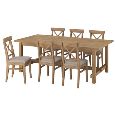 Conxunto de comedor de madeira NORDVIKEN, marrón claro. Seis cadeiras con coxíns arredor da mesa rectangular extensible.