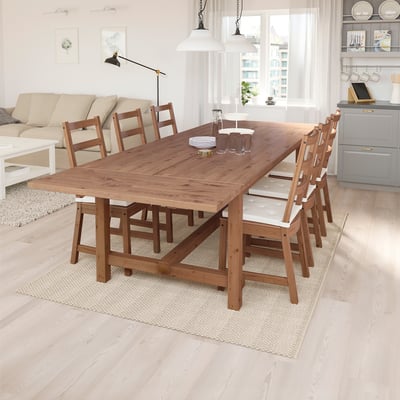 Mesa de comedor NORDVIKEN de madeira e 6 cadeiras no espazo de estar moderno