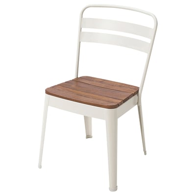 Cadeira de metal branco con asento de madeira, uso interior / exterior, traseira curva para comodidade.