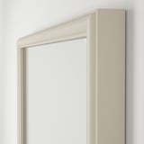 Espello de parede con marco beige, deseño moderno, materiais de alta calidade, película de seguridade para protección.