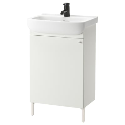 Lavabo de baño branco, lavabo único, billa negra. Deseño moderno e compacto con armario mate.