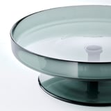 Prato de vidro xeado iluminado, bordos elegantes redondeados, colocados sobre unha superficie reflectante, destacando a transparencia e o acabado suave.