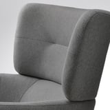 Primeiro plano dunha cadeira tapizada gris traseira e lateral, mostrando tecido e costuras de calidade.