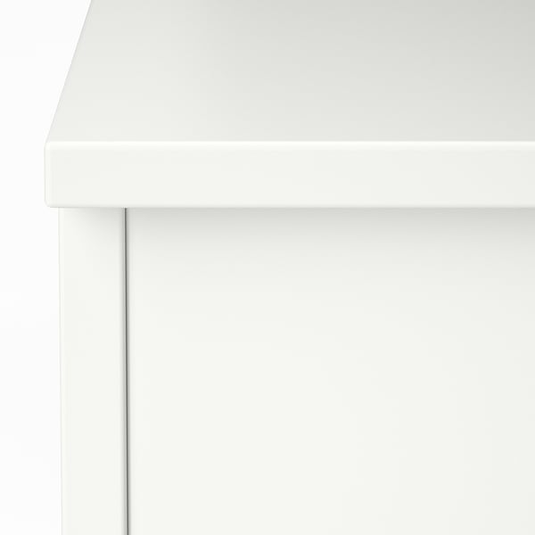 Superficie branca feita con precisión, acabado liso, bordos limpos; Detalle da mesa de café de alta calidade.
