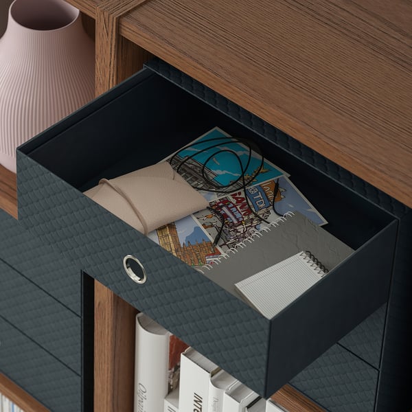 Abrir caixón con cadernos e papeis, mostrando o uso do almacenamento.