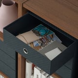 Abrir caixón con cadernos e papeis, mostrando o uso do almacenamento.