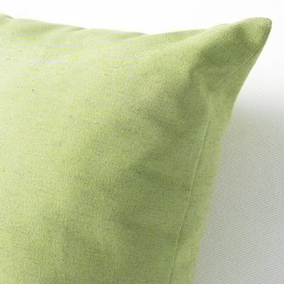 Primeiro plano de coxín reciclado verde, textura suave, variacións de cor naturais.