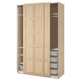 Armario moderno de madeira clara IKEA PAX con portas deslizantes e cestas de malla branca.