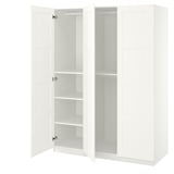 Un armario IKEA PAX branco con portas abertas, revelando estantes baleiros no interior. Minimalista e moderno, ideal para almacenamento.