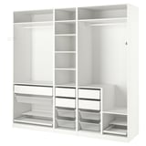 Armario branco PAX, deseño moderno con estantes, caixóns e cestas de malla metálica para almacenamento.