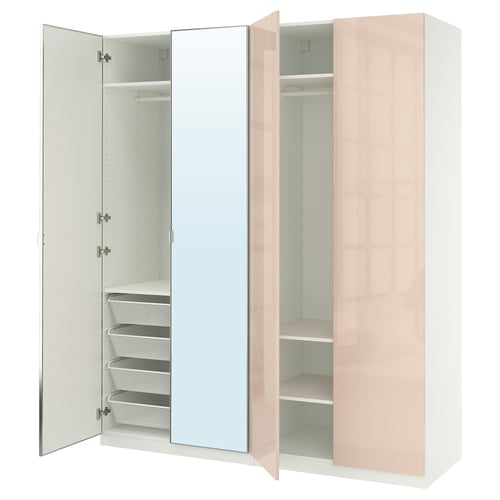 Un armario branco PAX con portas e estantes espellados. Ten cestas de malla e interiores axustables.