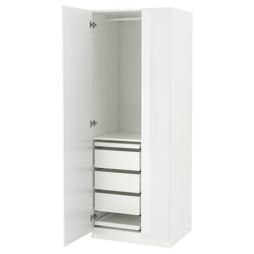 Un armario IKEA PAX branco con portas de espello, caixóns deslizantes e estantes no interior.