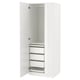 Un armario IKEA PAX branco con portas de espello, caixóns deslizantes e estantes no interior.