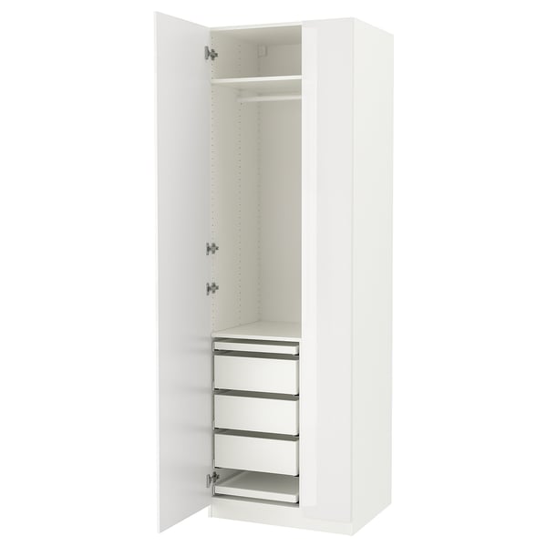 Un armario IKEA PAX branco con hardware de prata, con caixóns e estantes no interior.