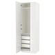 Un armario IKEA PAX branco con hardware de prata, con caixóns e estantes no interior.
